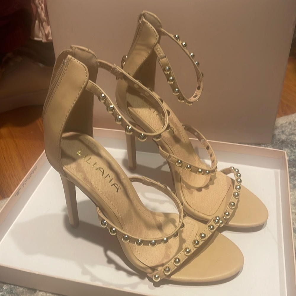 Liliana woman’s gold studded heel